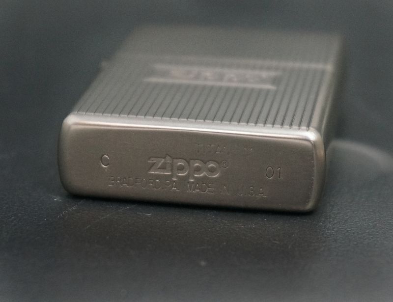 画像: zippo 純チタン（Solid Titanium）ストライプ 2001年製造