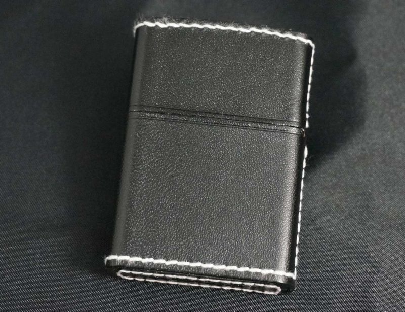 画像: zippo 革巻き 黒 白ステッチ