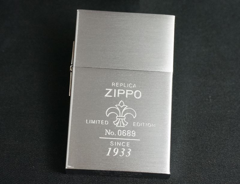 画像: zippo 1933 FIRST REPLICA スタンド付き
