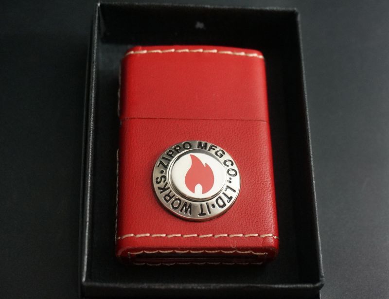 画像: zippo 革巻き 炎メタル レッド 2005年製造